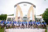 RWT-Bike-Team vor dem Standort Albstadt, viele Kolleginnen im RWT-Trikot stehen vor dem Gebäude