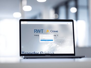 Transfer Pricing (Internationale Verrechnungspreise): kleiner animierter Globus rundherum umgeben von Paketen auf einer Laptoptastatur